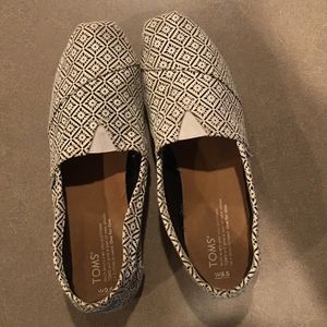 Black and White Print Toms